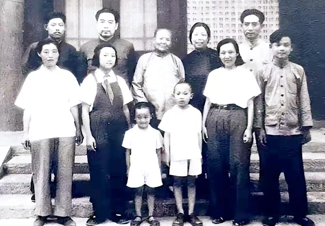 一张珍贵的老照片。
这是一张周恩来总理与夫人邓颖超和他的家人在一起的一张珍贵老照