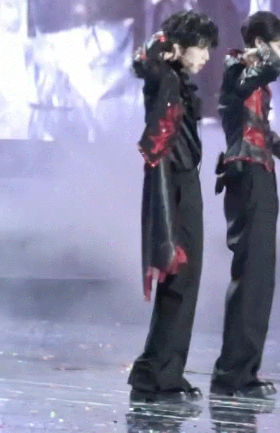 王橹杰完全是魅魔来的吧。。啊啊啊滑跪这一下好帅王橹杰滑跪