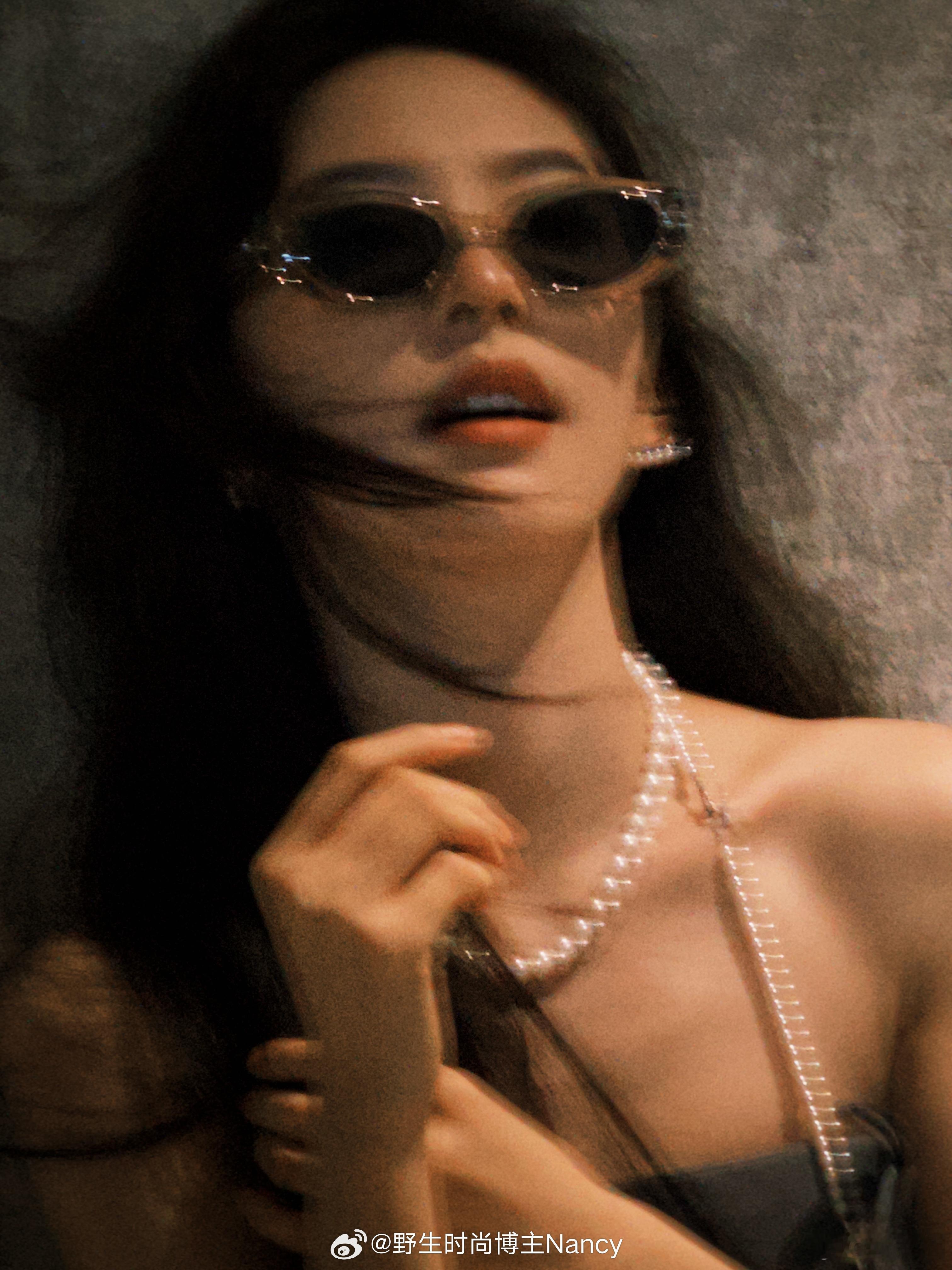 章若楠晒照，模糊的港风美～ ​​​