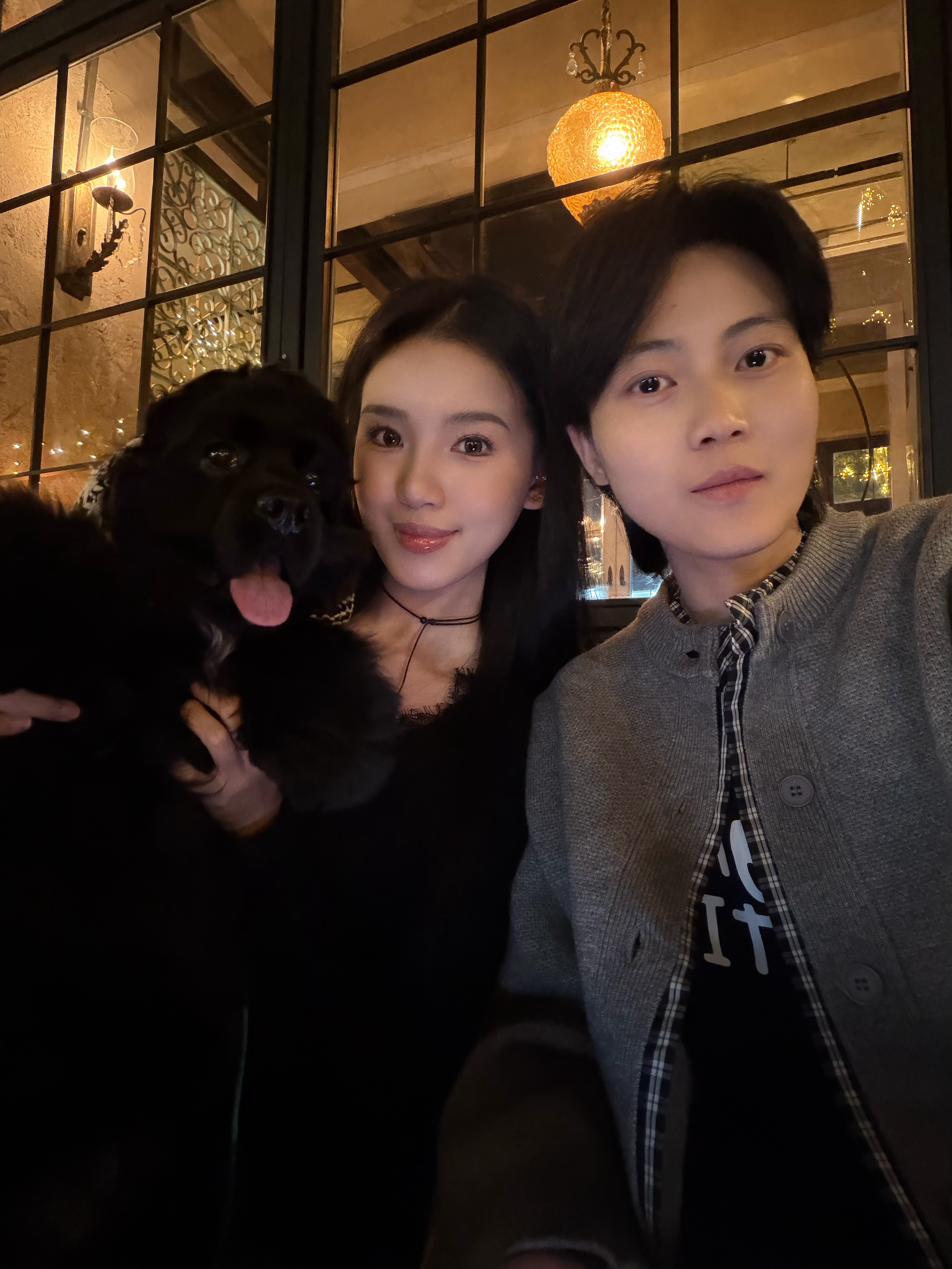 出来约会啦👗🍽️🍡外面的圣诞氛围已经非常浓郁了🎄还是更喜欢涂亮面唇釉我们