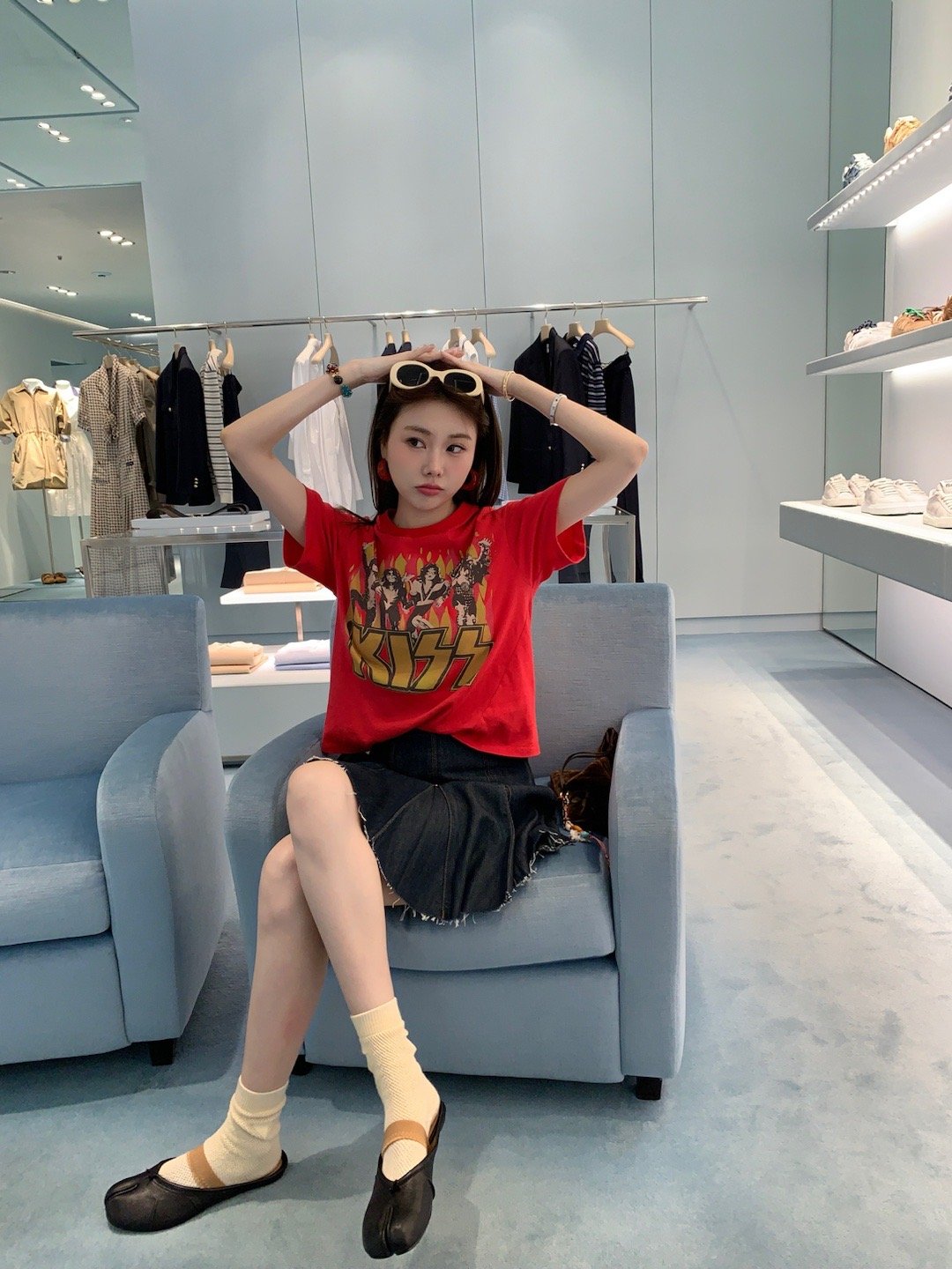 百褶牛仔裙还蛮少见的耶 比较难做 每一条褶都是均匀散下来的  可以搭所有夏天的衣