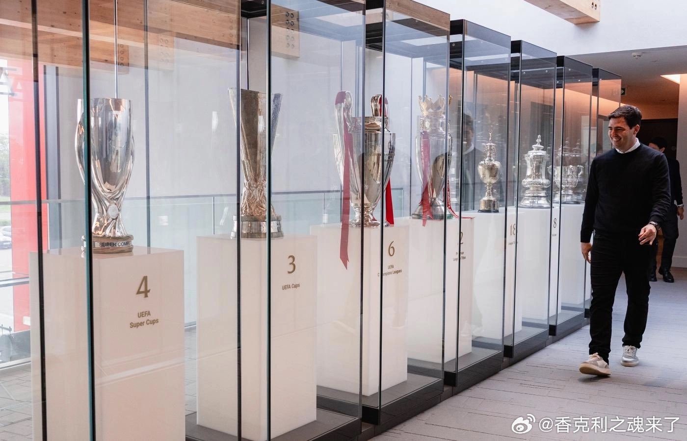 伊劳拉谈及自己的执教风格：“我认为我有一个优势，就是我已经在英超待了三年，人们肯