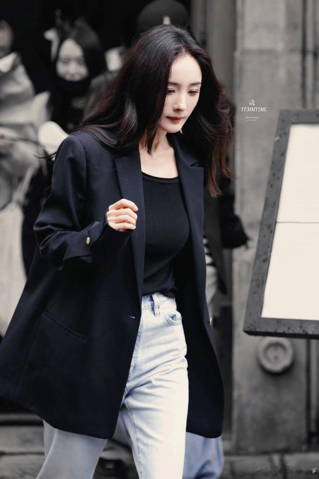 #杨幂时装周上班路透##杨幂简便穿搭# 杨幂时装周上班路透状态?，杨幂简便穿搭都