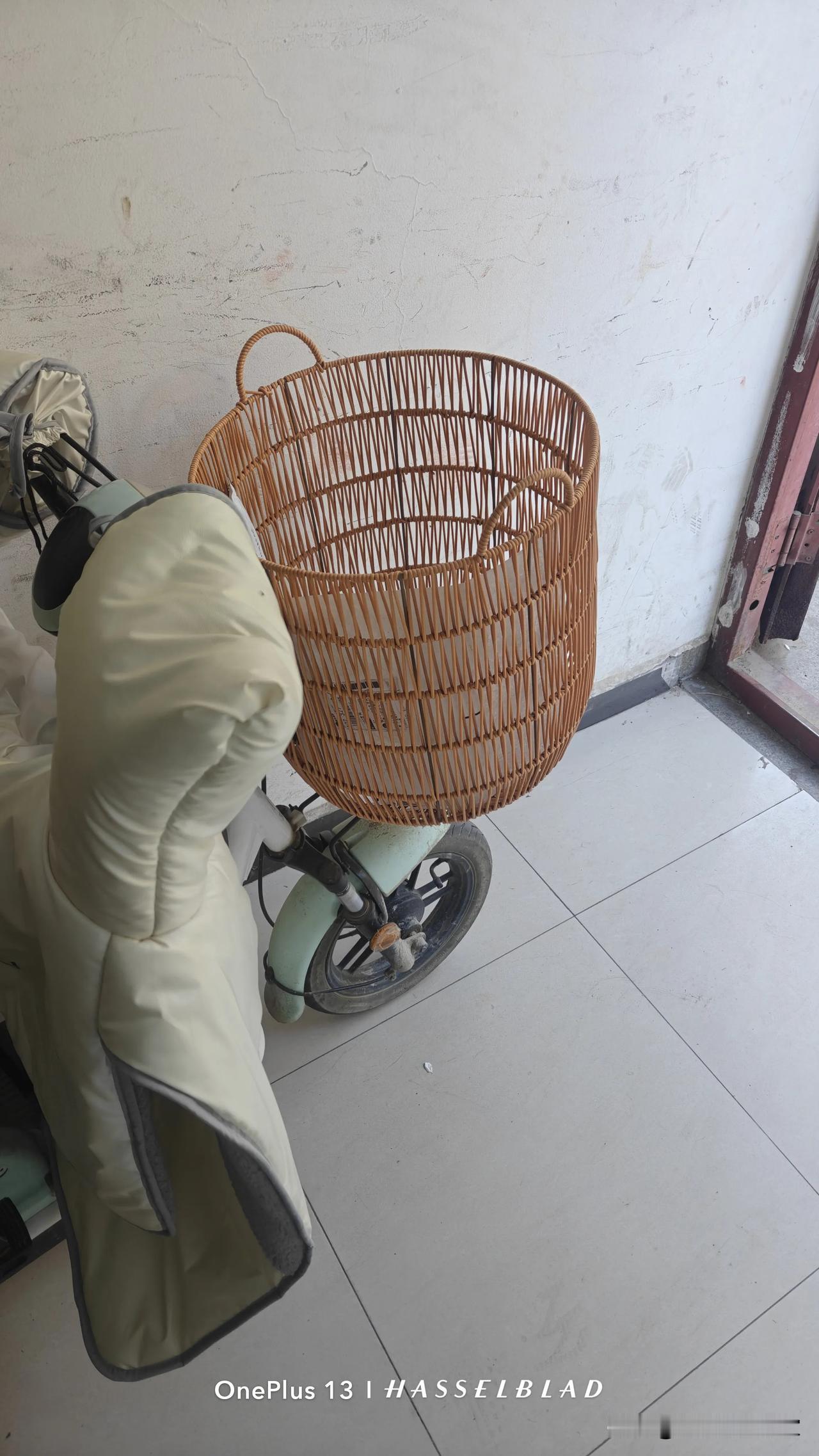 路过被惊到！这电动车筐大到离谱，承包了我一天的笑点🤣
 
谁懂啊家人们！路过看