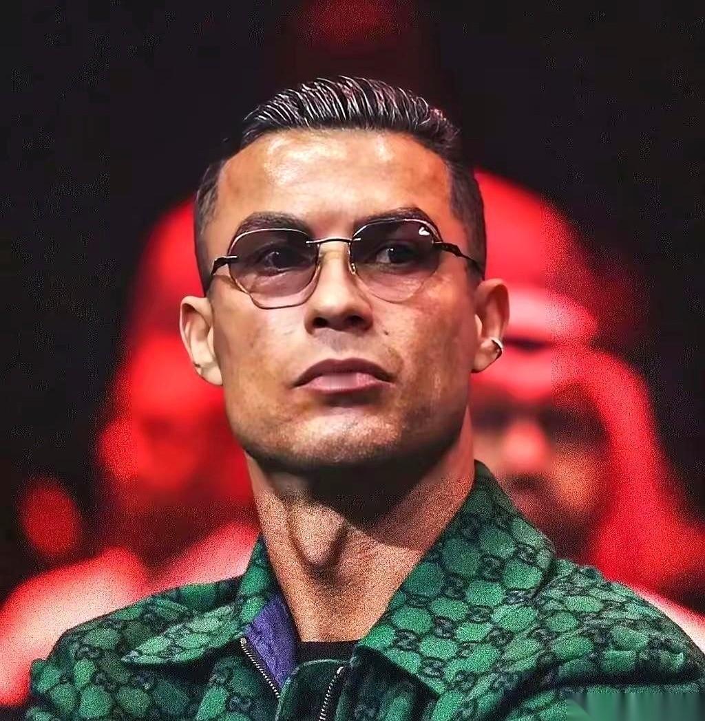 他只是挪了一下可乐瓶子，可口可乐的市值就掉了40个亿。
美金。
就这么个男人，你