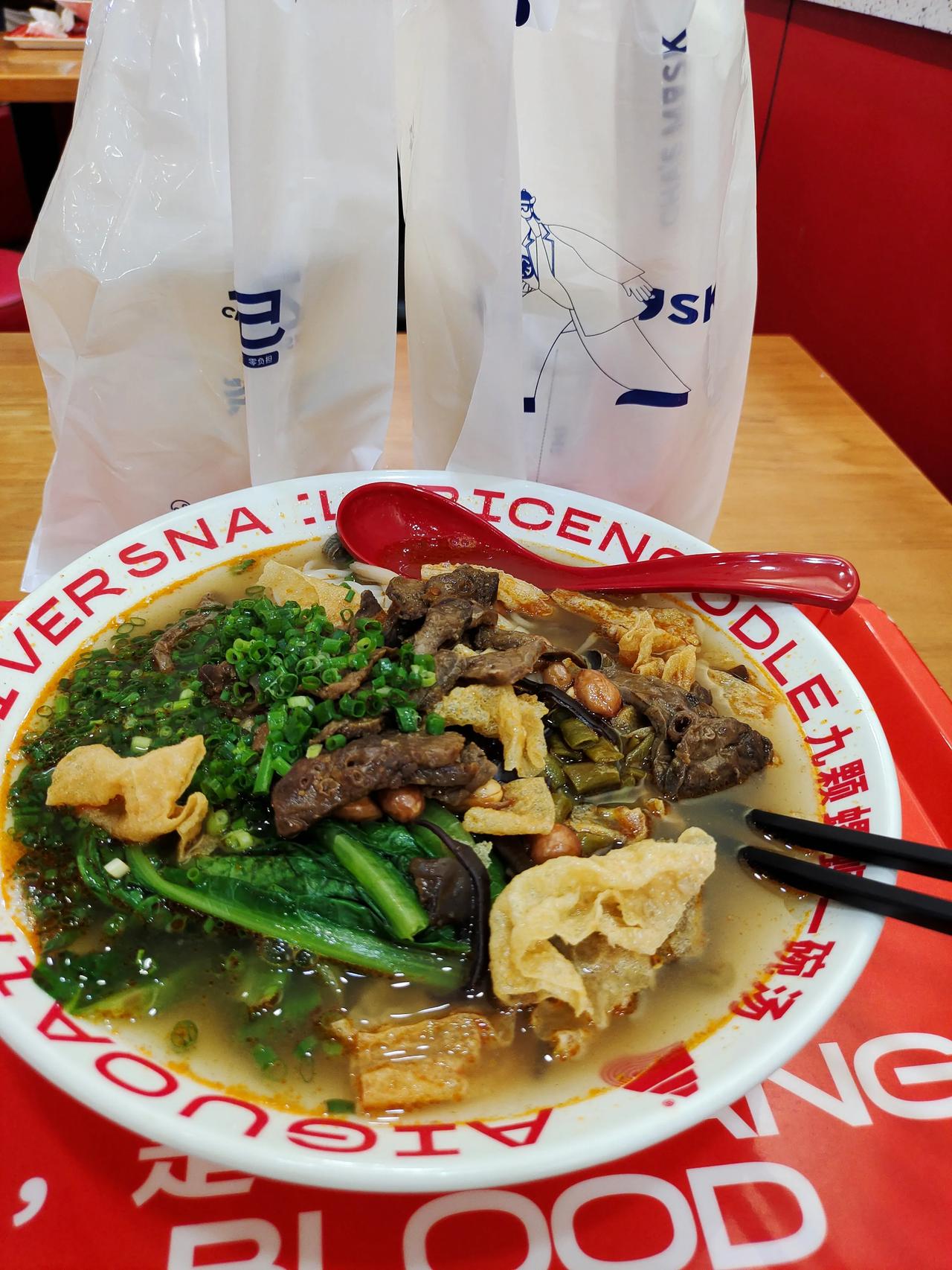 两杯奶茶，螺蛳粉炫起来。我也不想这样，它非要买一送一。饿死我了，先吃了再说。