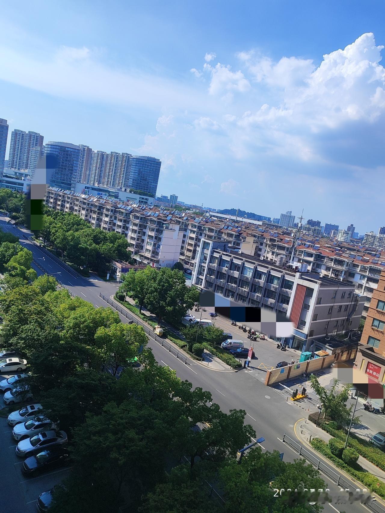 今天还是热浪滚烫的一天，特别热，蓝天白云是好看，但是热的不敢出门啊！
还是乖乖在