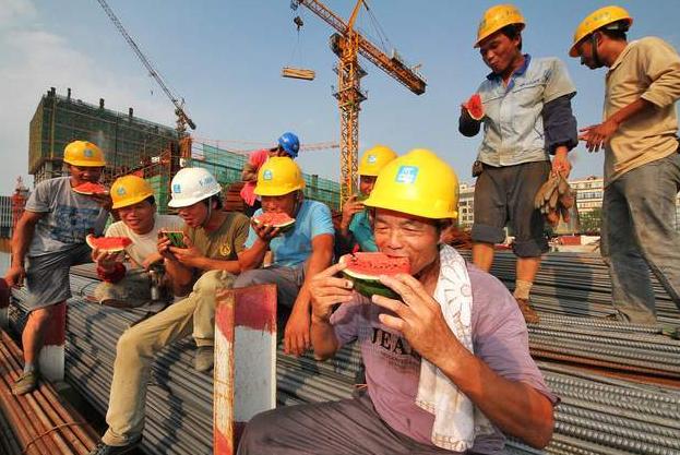 中国 14 亿人的命运即将被一份文件彻底改写，十五五规划正式提上了日程，

很多