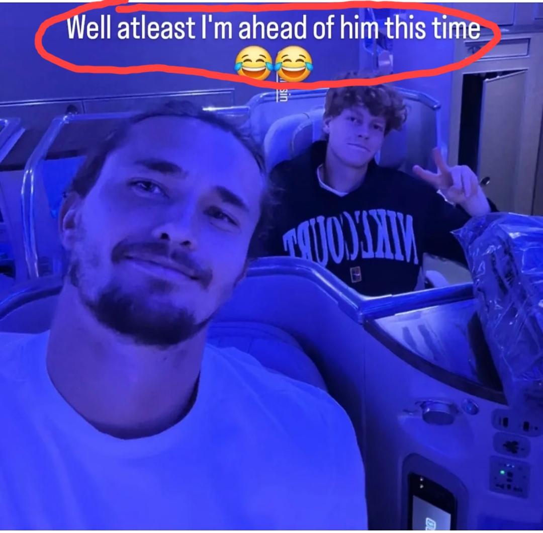 兹维列夫社媒发文自我调侃道:“还好这次我总算排在他前面了”。
紫薇和辛纳职业生涯