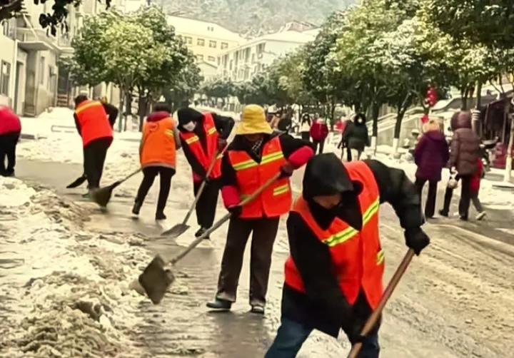 山西运城雪天环卫工戴定位器？怕罚款不敢歇，官方回应来了
 雪天环卫工定位器争议