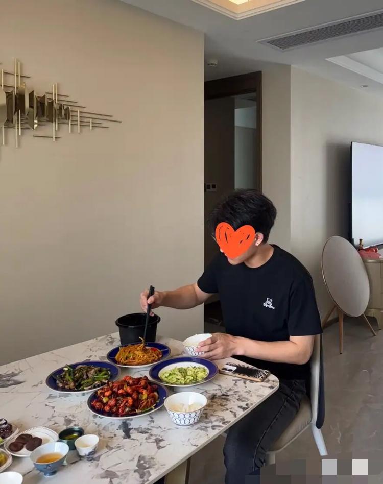 我将按照你的要求，以吸睛口语化开头，结合事件梳理观点，把控200-300字篇幅，