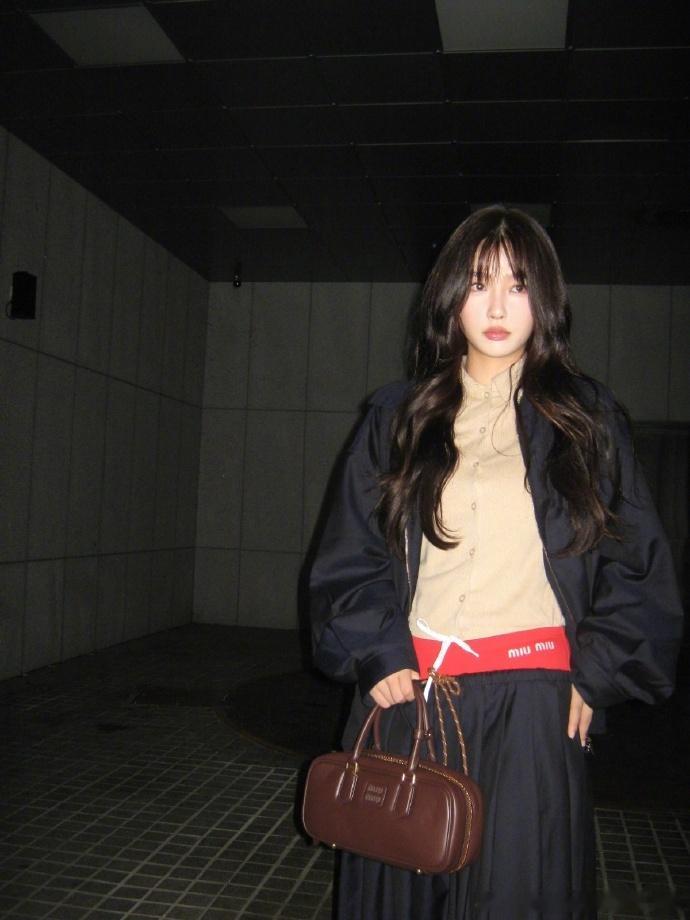 #虞书欣韩式女高感##虞书欣戴眼镜好slay# 虞书欣晒的这组图太绝了！完美诠释