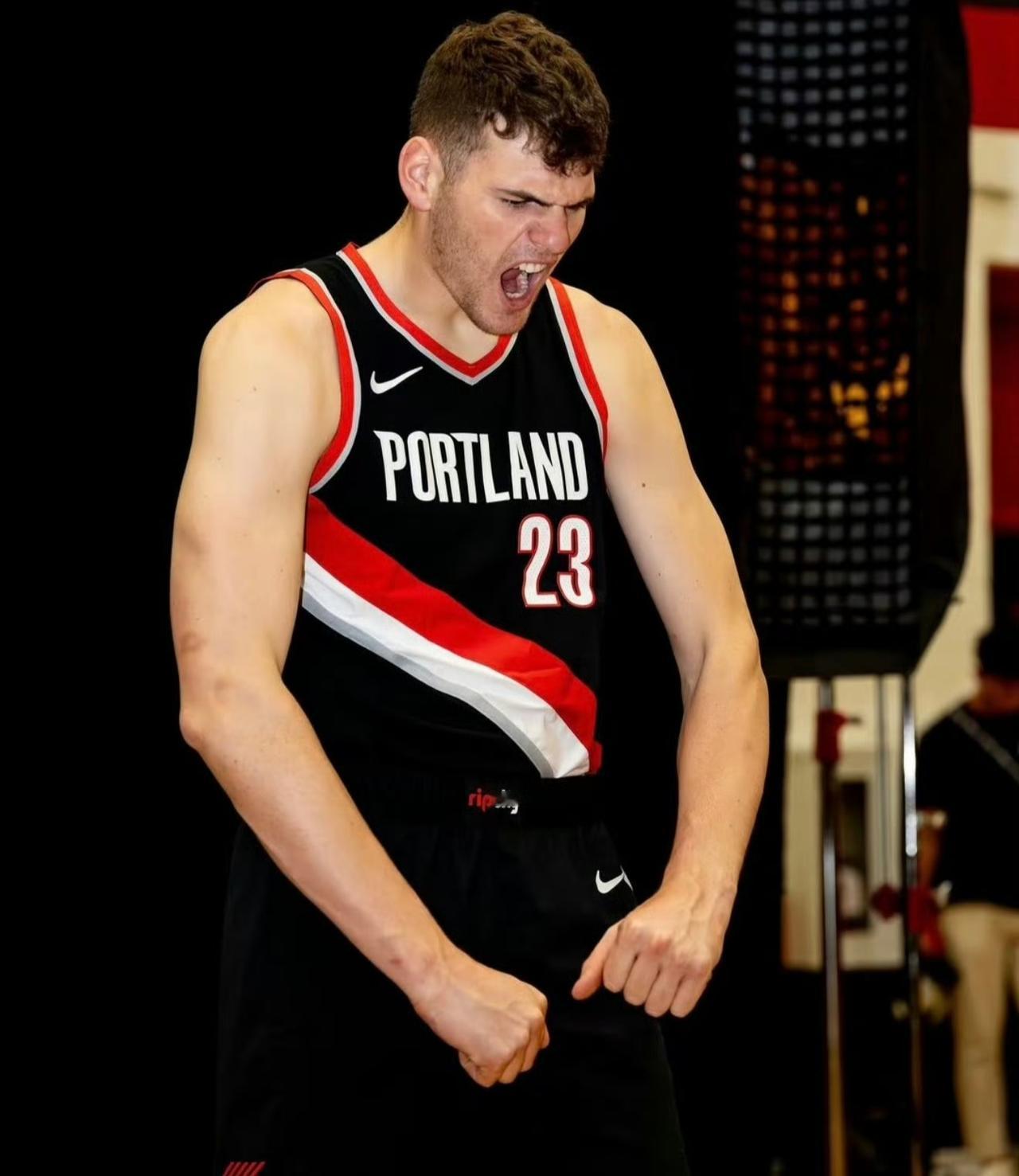 开拓者险胜勇士：克林根制霸内线，库里无奈空砍。
虽然克林根本场被库里外线疯狂军训