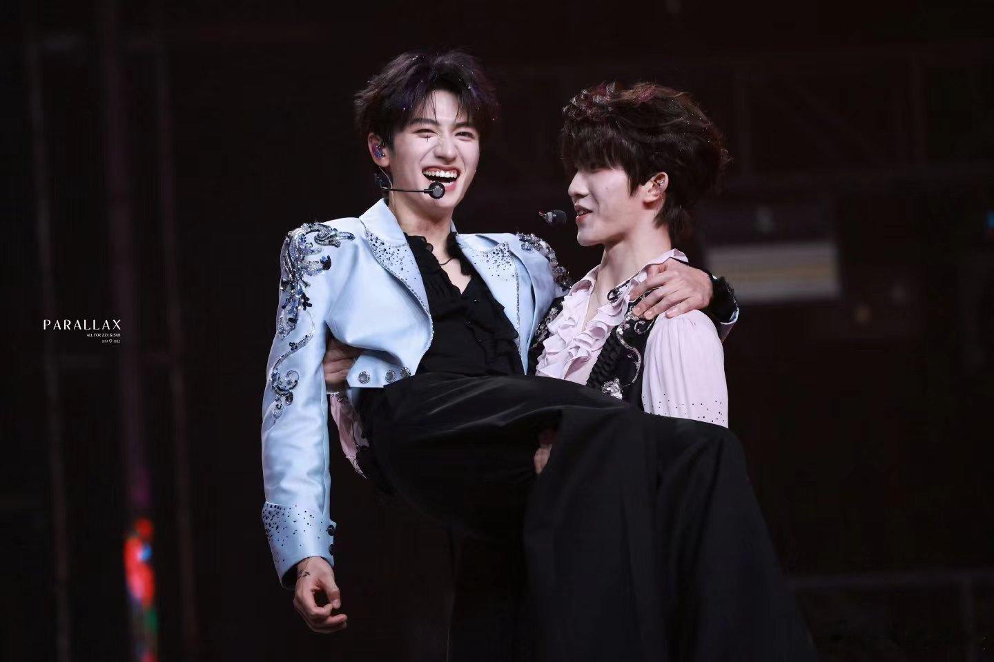 朱志鑫苏新皓blow练习生花絮 朱志鑫苏新皓《Blow》练习花絮，记录成长点滴。