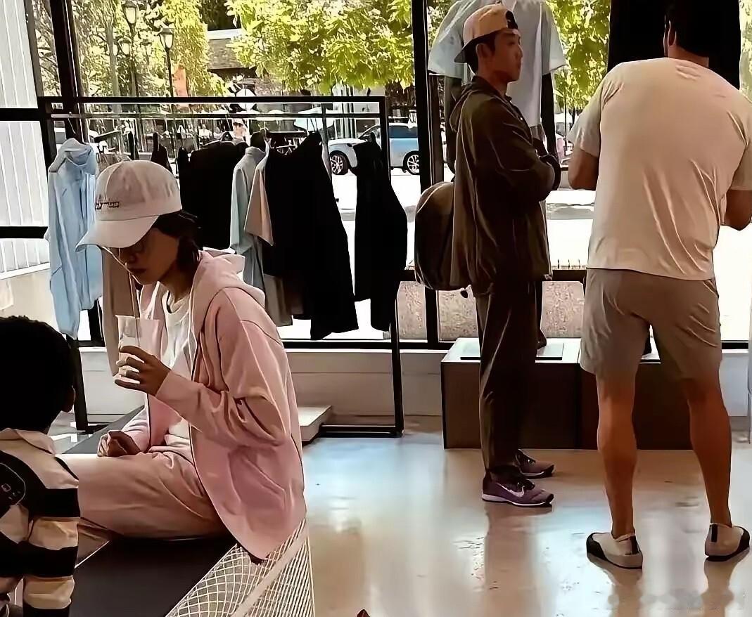 郑恺苗苗带仨孩子悄没声搬去加拿大西温了，车买了家具配齐顶级私校都进暑期班了，65