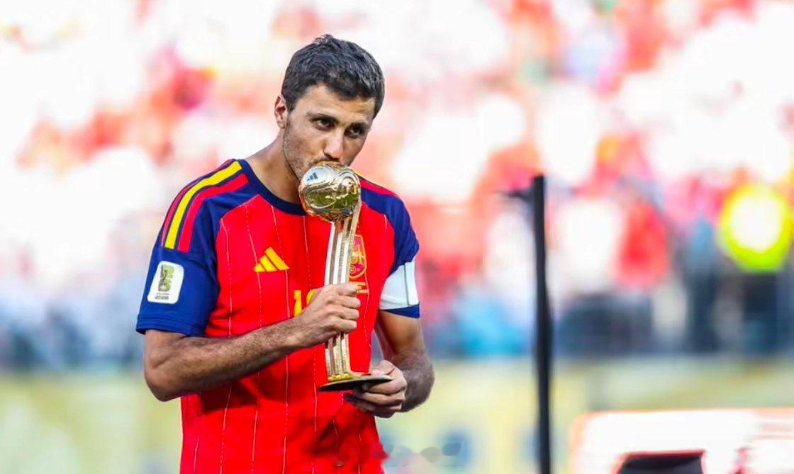 据《巴黎人报》的消息，巴黎圣日耳曼不会求购罗德里，俱乐部管理层认为球队已经拥有世