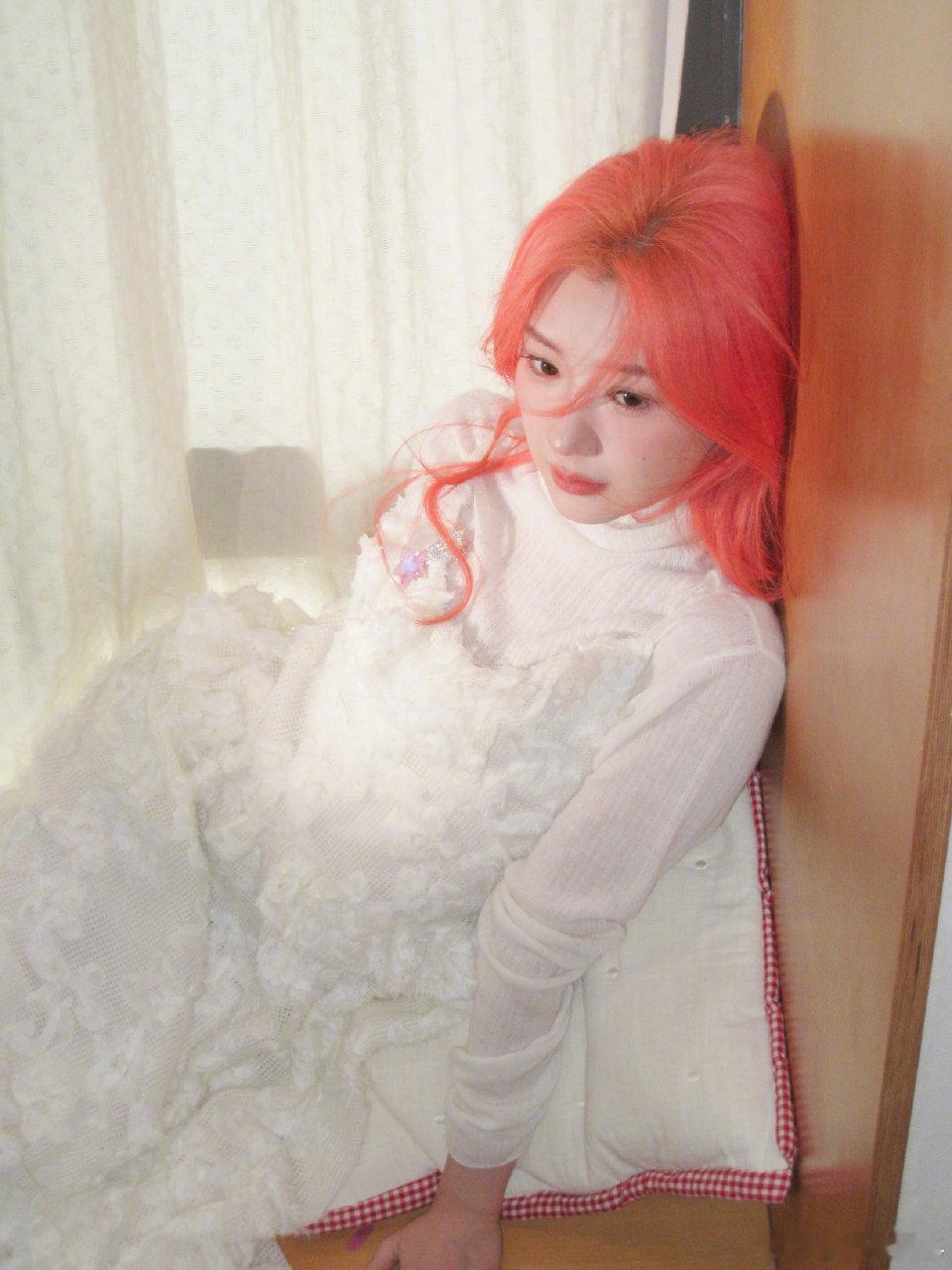 毛晓彤生日发文毛晓彤除夕生日也太幸运啦，粉发又甜又有灵气，假期和生日撞个满怀，幸