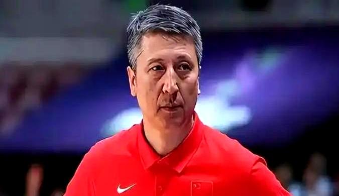 郭士强把张镇麟周琦胡明轩全摁替补席，反倒拿了两连胜。
24岁的李弘权顶了张镇麟