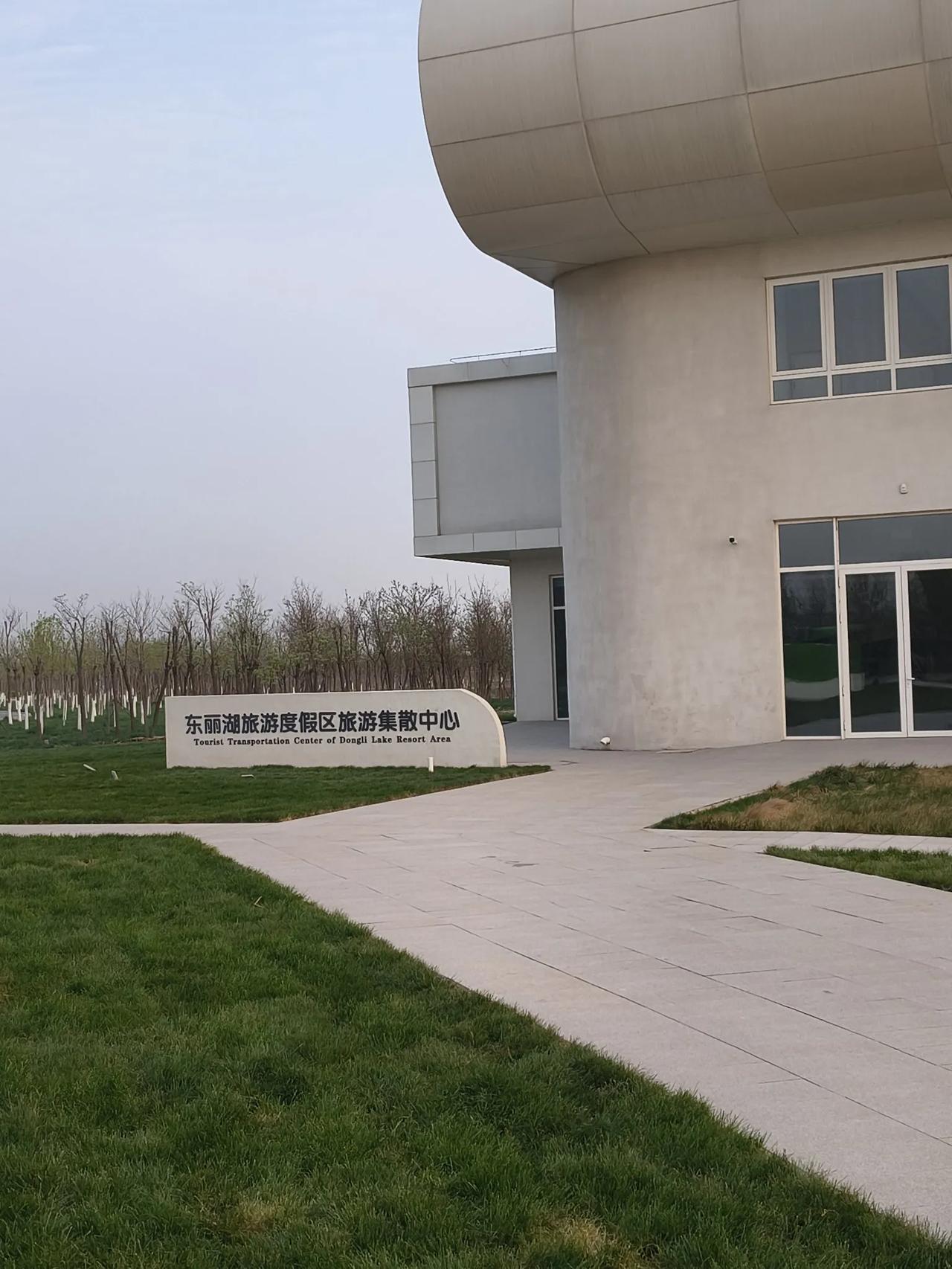 这几日，从东丽湖万科城前往东丽湖公园的几条道路皆用铁皮封堵起来了。
刚举办完的半