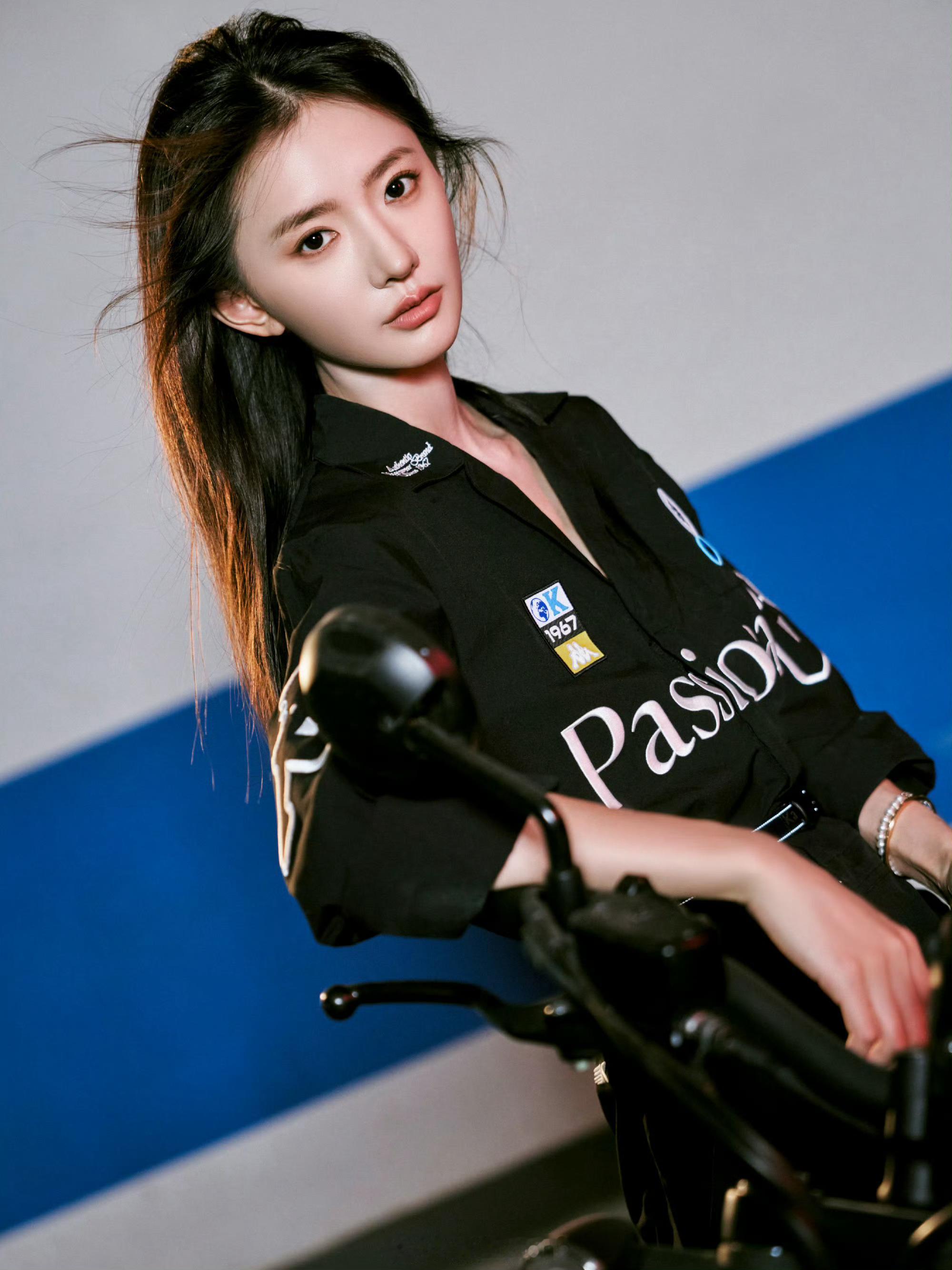 于正官宣张婉莹为女一号，对自家艺人从不吝啬夸奖，之前于正还说张婉莹是他心中金庸笔