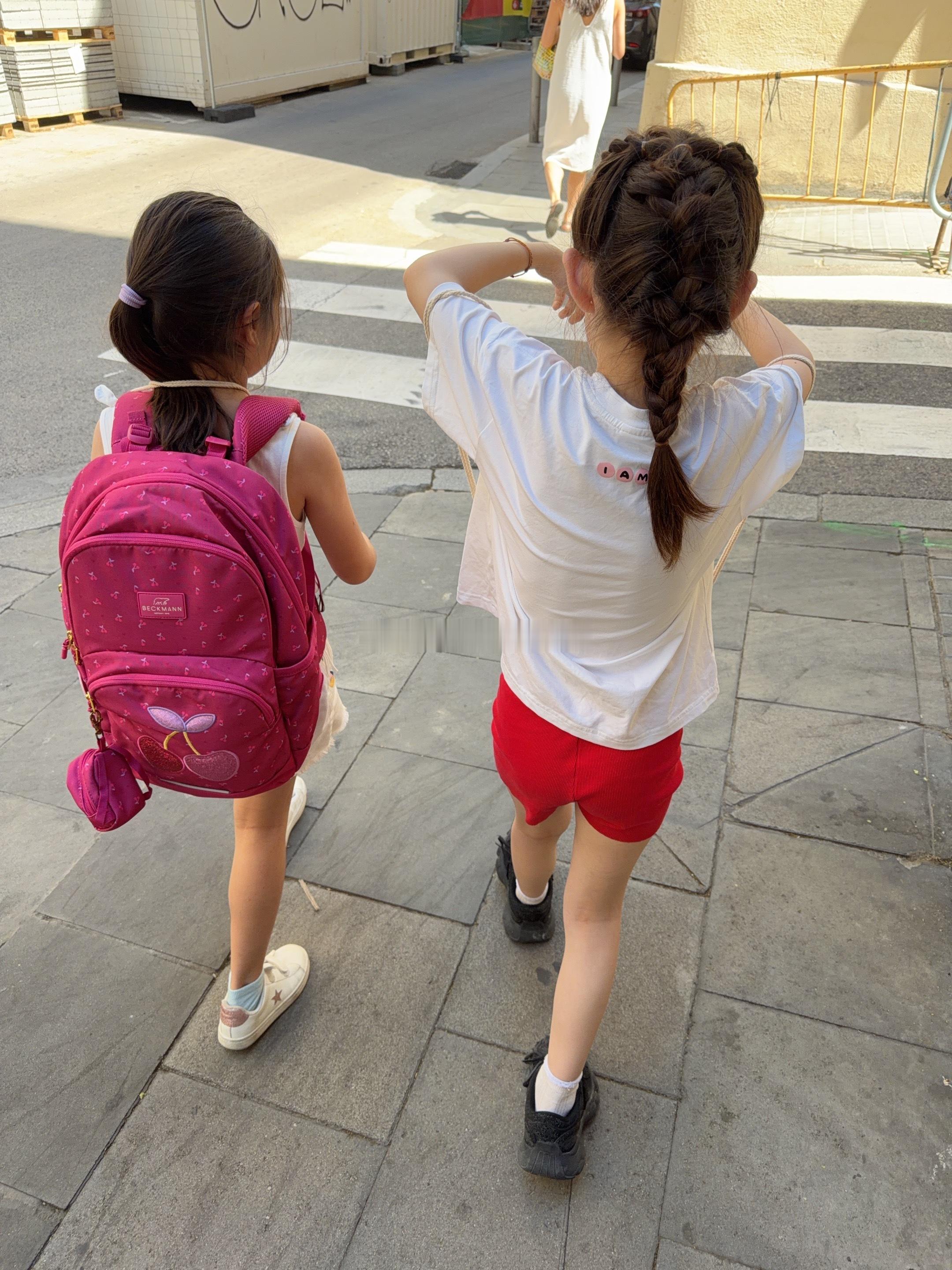 放学了！今儿带克拉克回我们家玩萨宾估计晚一点来 