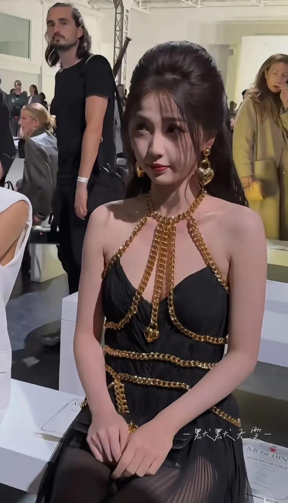 没想到这个小甜妹有如此丰满迷人的背影！
这感觉像是两个人，一个清纯，一个性感。
