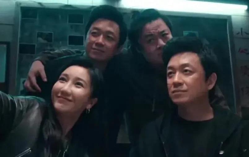 《白夜破晓》上线，却因为费启明“资源咖”被骂上热搜！演技差，强行加戏不说，还牵扯