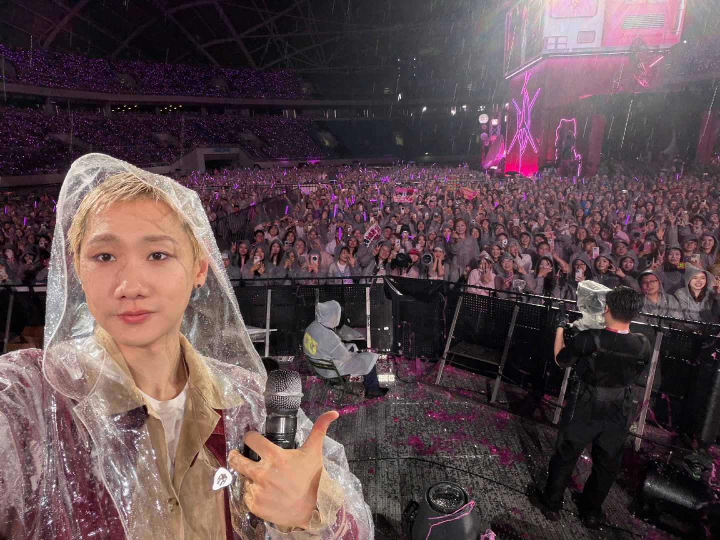 汪苏泷演唱会视角汪苏泷演唱会第一视角第一视角直击汪苏泷沈阳演唱会，细密雨水洒落场