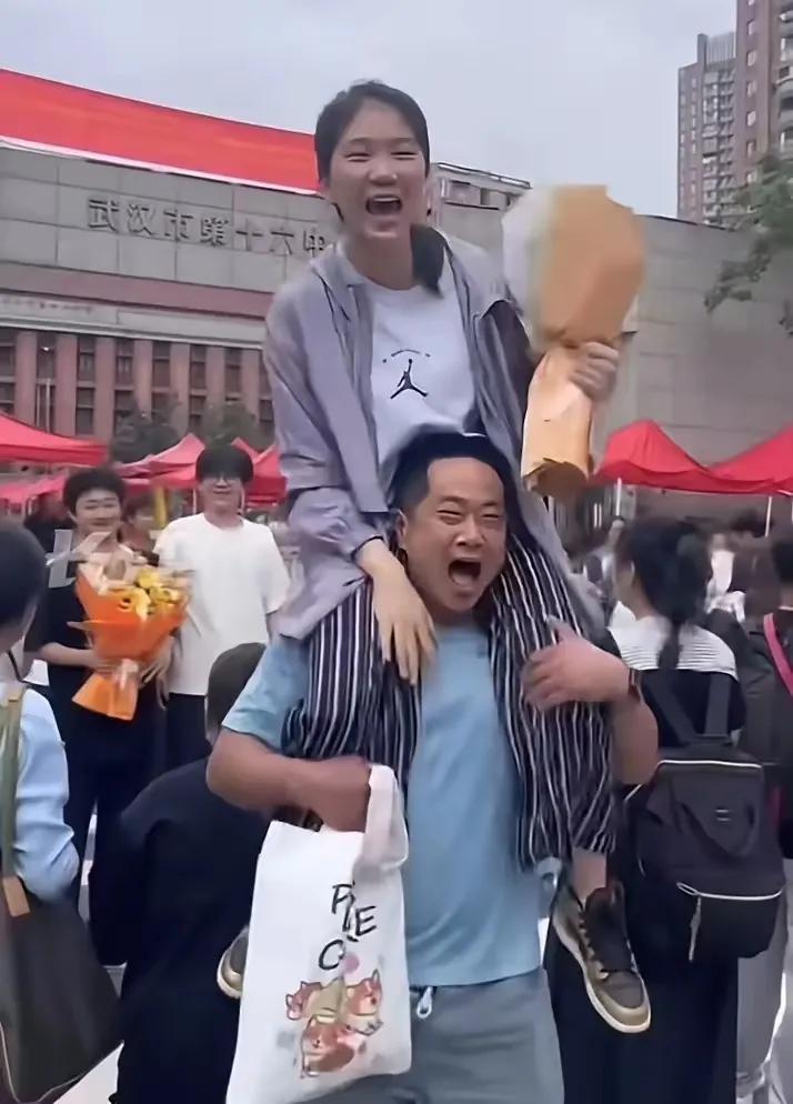 男大避母，女大避父，千古不变的道理。但近日在武汉，一位十八岁的大姑娘，经过十年寒