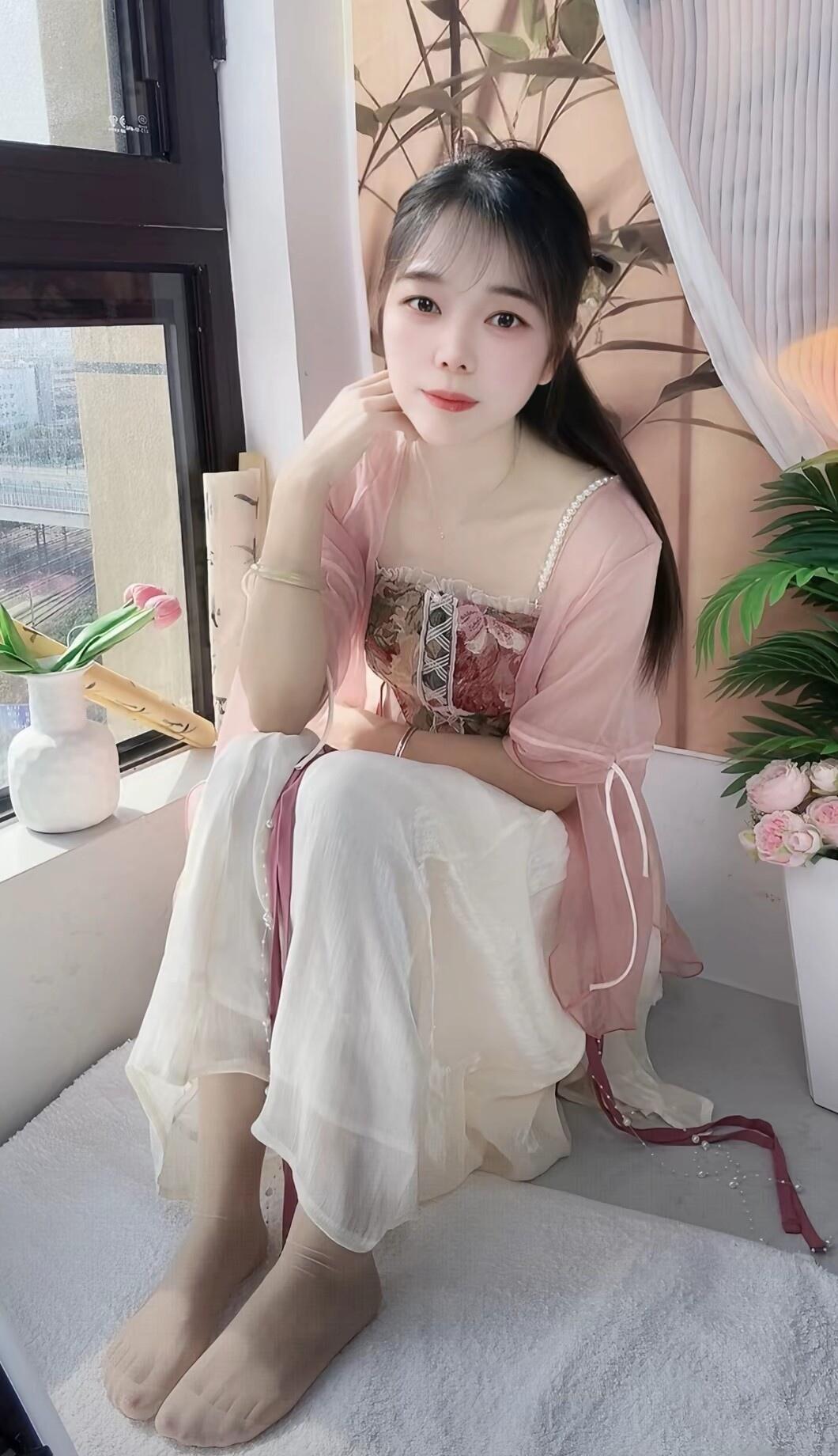 小裙裙，肉丝粉色系穿搭，炒好看分享甜美小姐姐随手拍 每日晒出最美照片 嫩粉色系穿