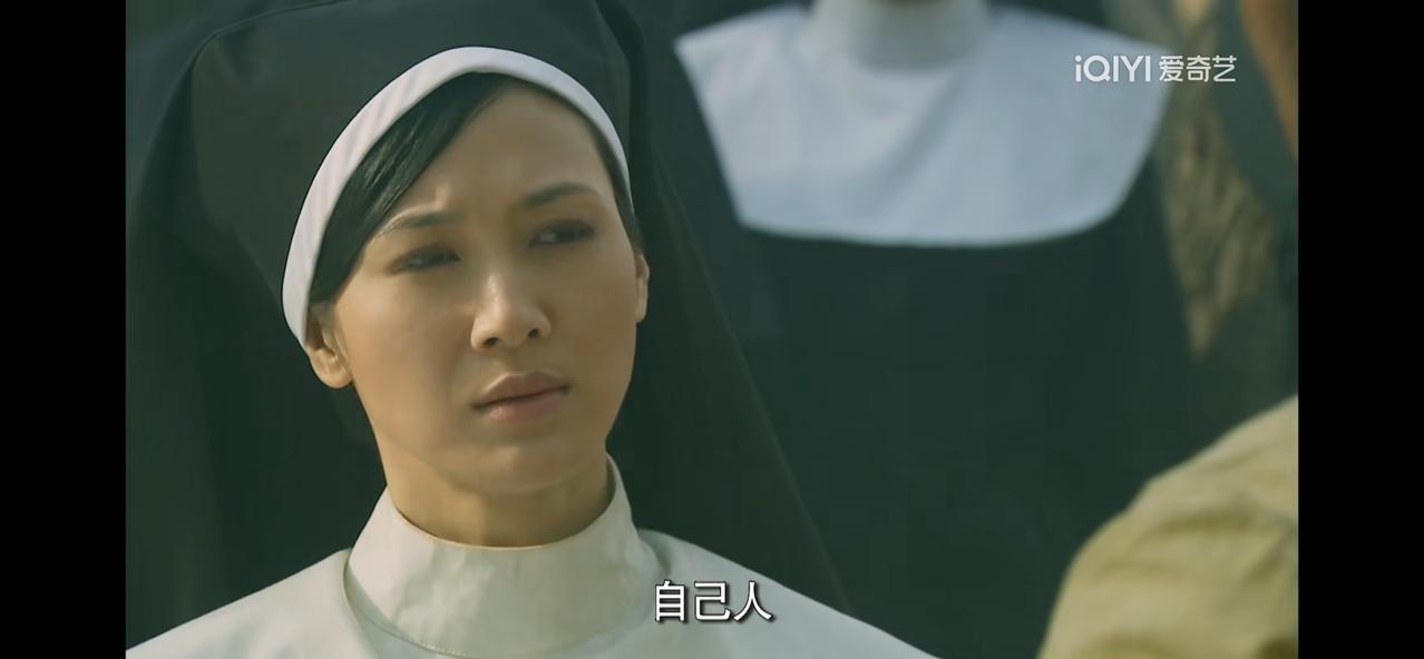 《断刺》李赫男在前面，他们大摇大摆走过国民党士兵枪口下，难怪唐栋看上她。

从飞