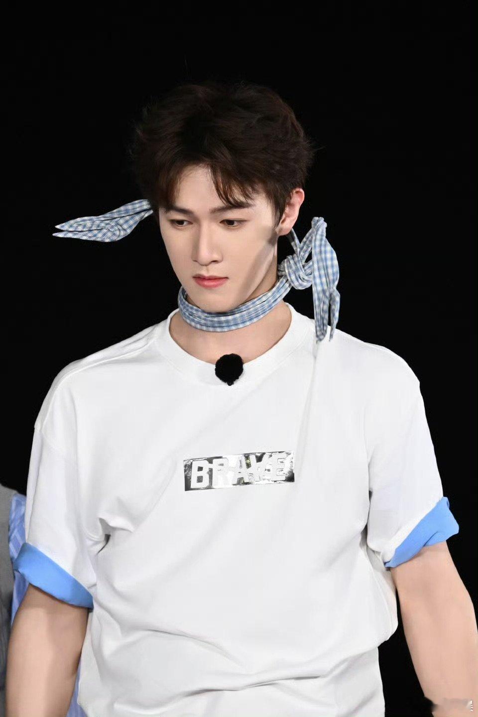 范丞丞在李昀锐屁股上玩泥李昀锐你往后看下吧笑不活了家人们！李昀锐快回头看看身后！