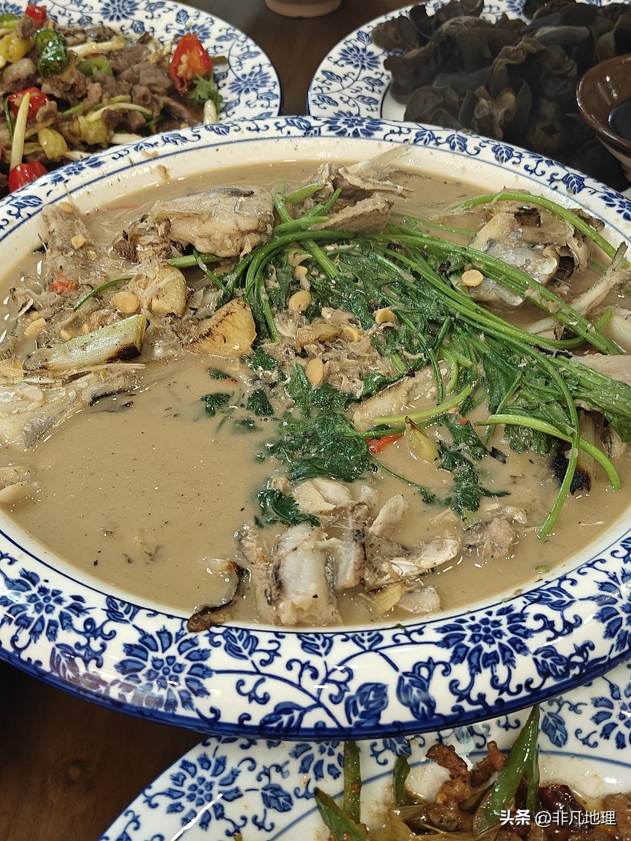 这三个杂鱼锅哪个好吃一眼就能看出来！水了吧唧的肯定不好吃[捂脸]

这段时间吃了
