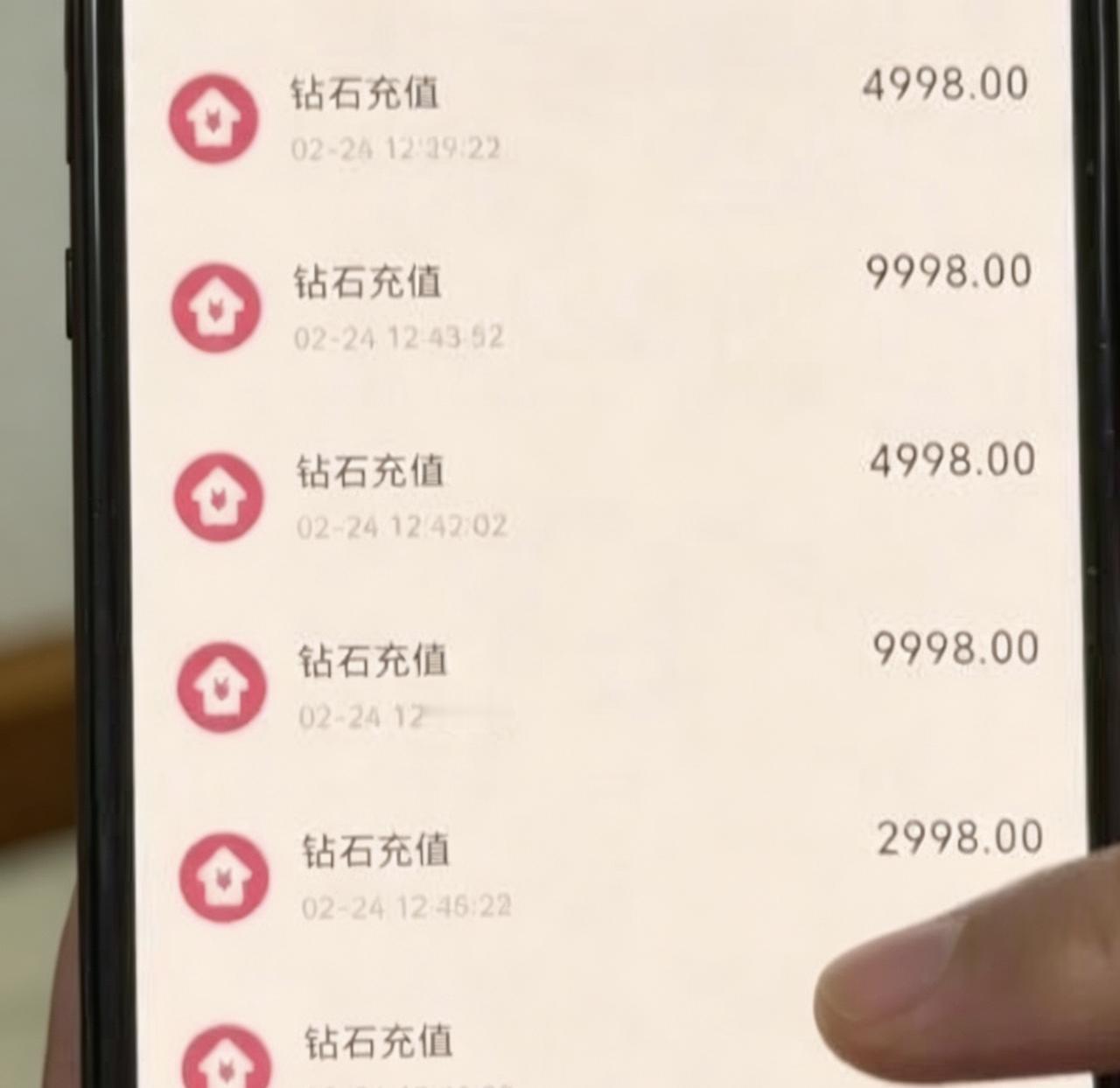 上海，70多岁的单身老太太，没人陪她，她太缺爱了，疯狂迷上了网上俩年轻男人，男人