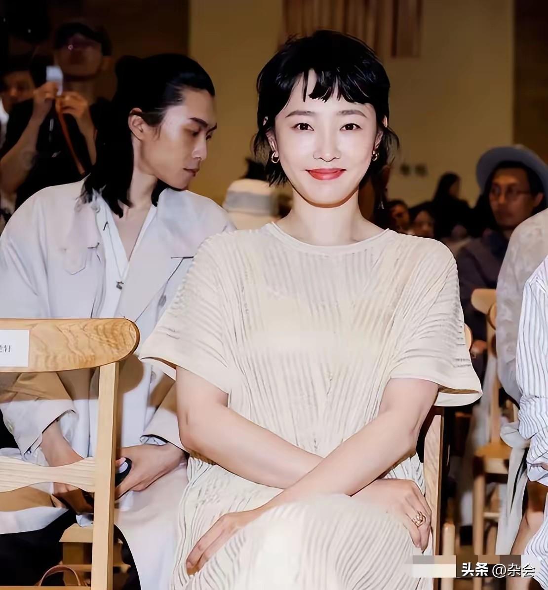 被白百何的新发型惊艳到了！ 剪了“狗啃短发”的她，居然美得这么有灵气！脸型精致小