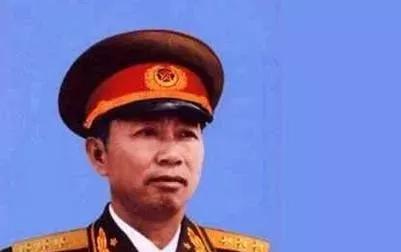 那会儿刚建国两年，沈阳北陵机场停着一百架新飞机，机翼下光秃秃的，没副油箱，飞不远