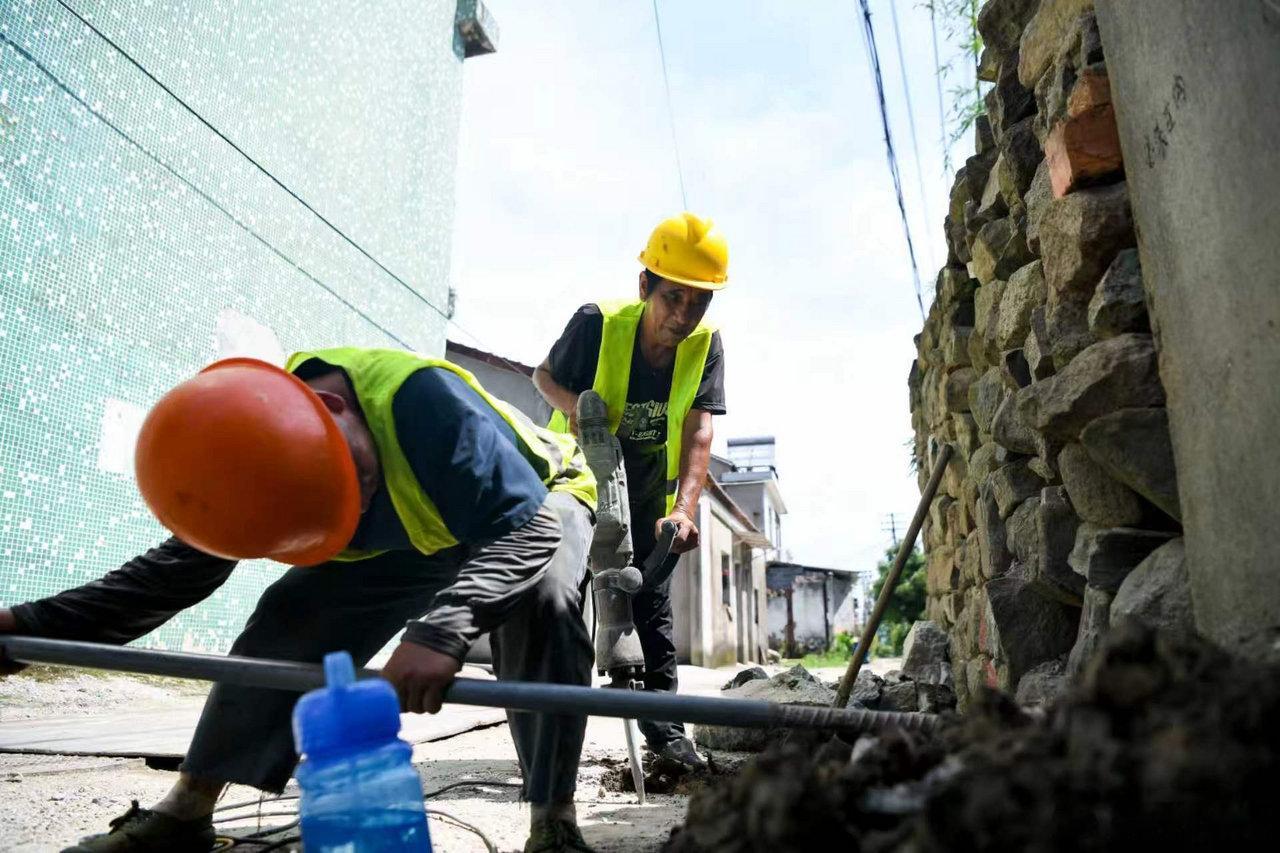 宁波余姚水表工高温坚守守护村民供水 三伏天宁波持续高温，余姚陆埠镇官路沿村水表改