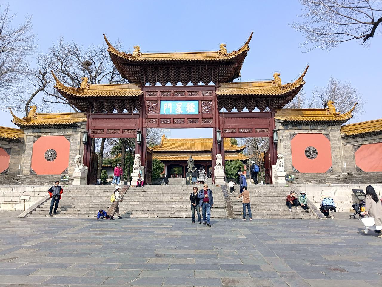 南京朝天宫，古代称治山，因春秋时期吴王夫差在此冶铁铸剑而名，后历代帝王多在此建寺