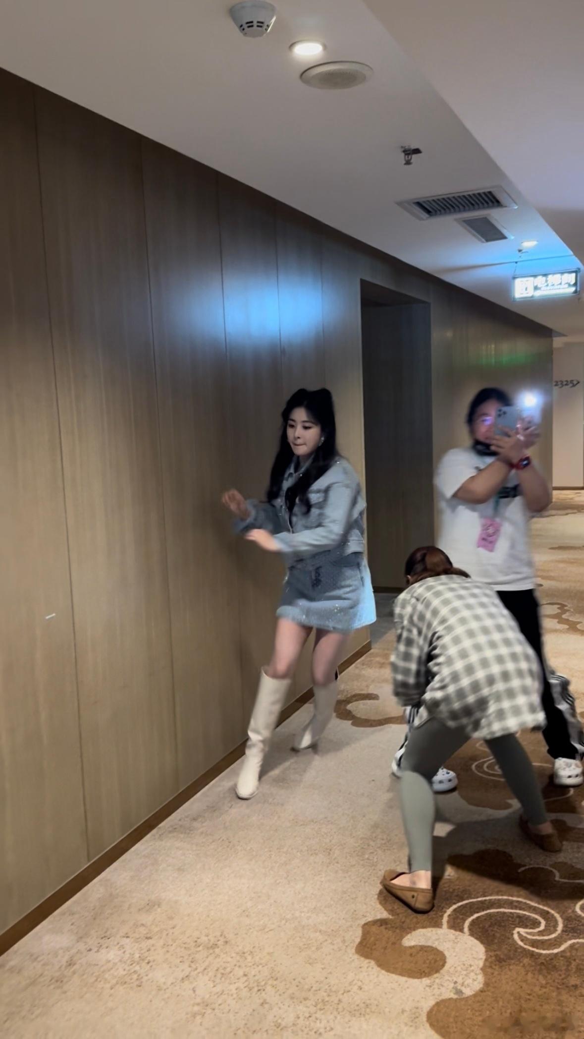 #张含韵人前体面人后慌乱# 谁能拒绝一只可爱的“猫猫”呢？张含韵的表演真的甜到我