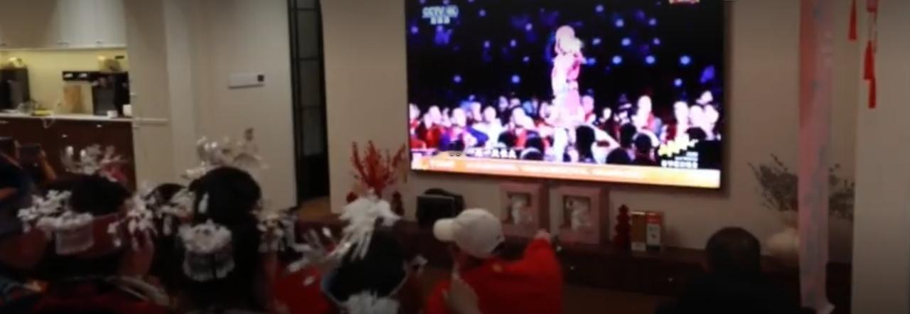 跨越山海，共赏春禧！2026总台春晚的旋律响彻全球，客厅里阖家围坐，莫斯科街头的