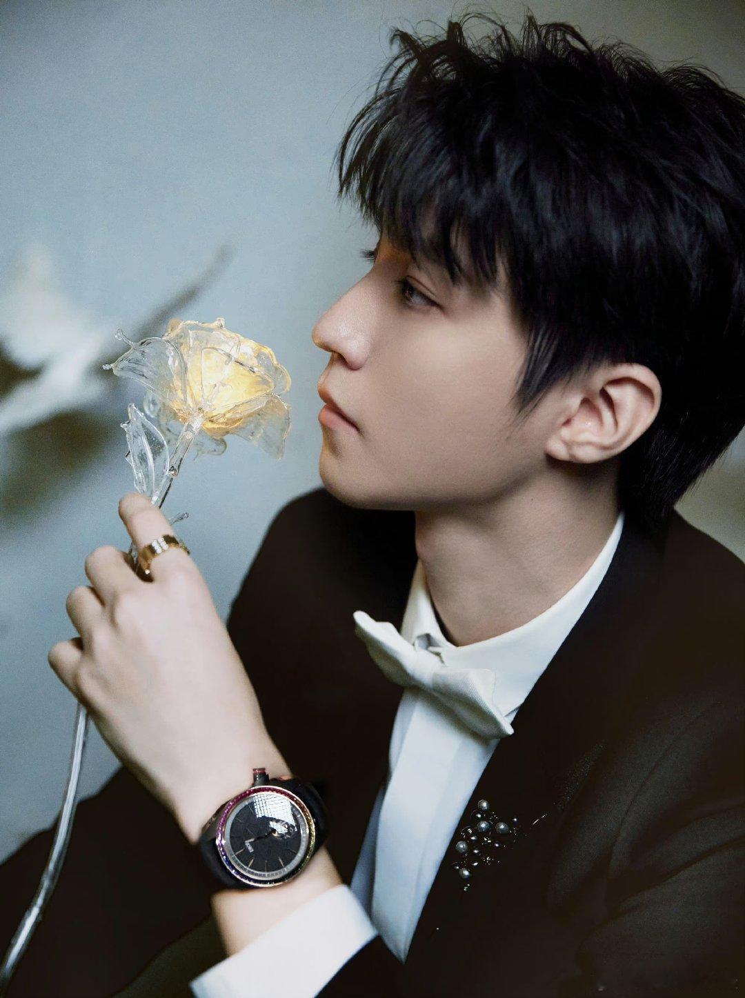 #王俊凯白领结#王俊凯上海国际电影节造型来啦！黑西装白领结真的好帅啊！[爱你][