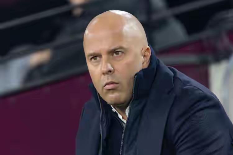 从主力到替补，利物浦全面溃败，斯洛特的帅位已然岌岌可危。
联赛杯第四轮，利物浦在