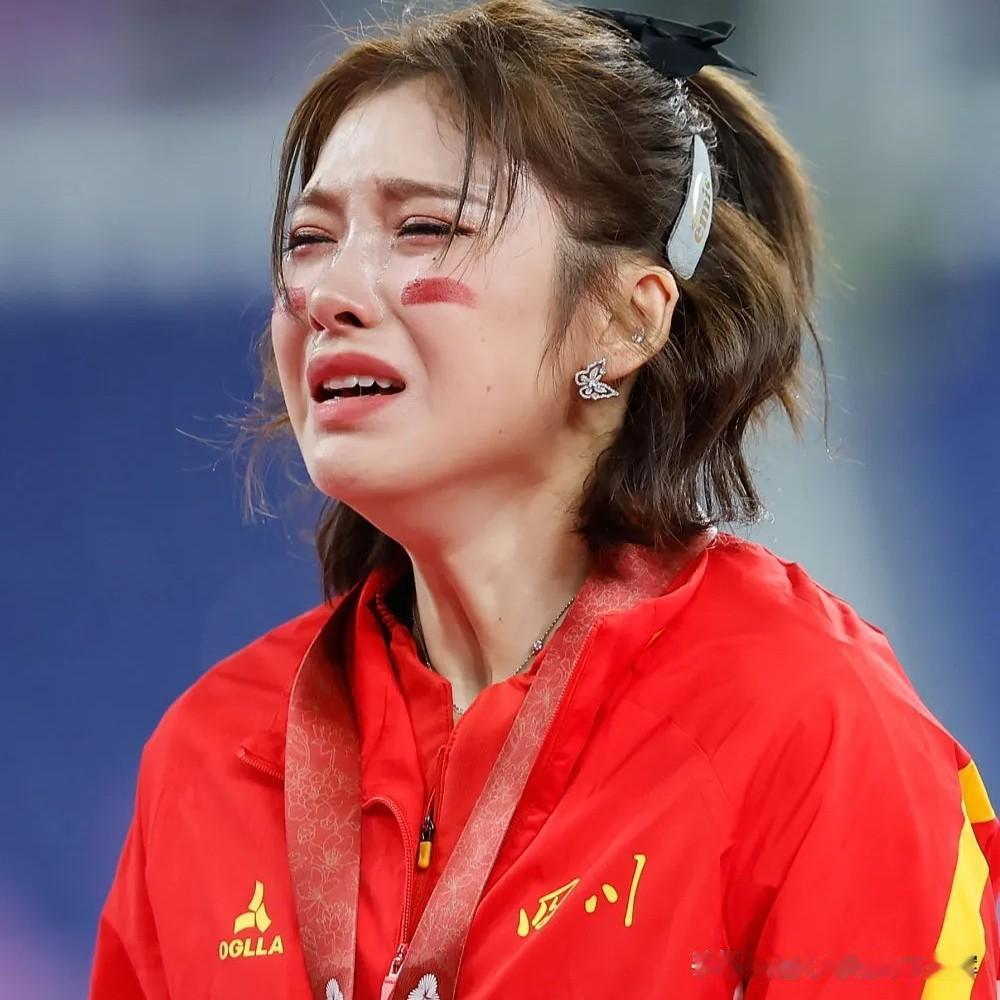 吴艳妮拿下铜牌，无缘金牌。冲线时她稳住情绪，采访时才红了眼眶。
 
这泪水不是惋