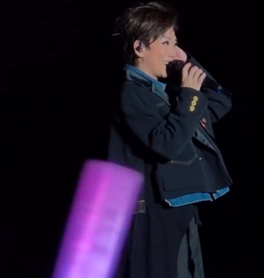 林忆莲给尖叫定调林忆莲演唱会现场简直绝绝子！高音飙到D5，直接把人震住，说不出话