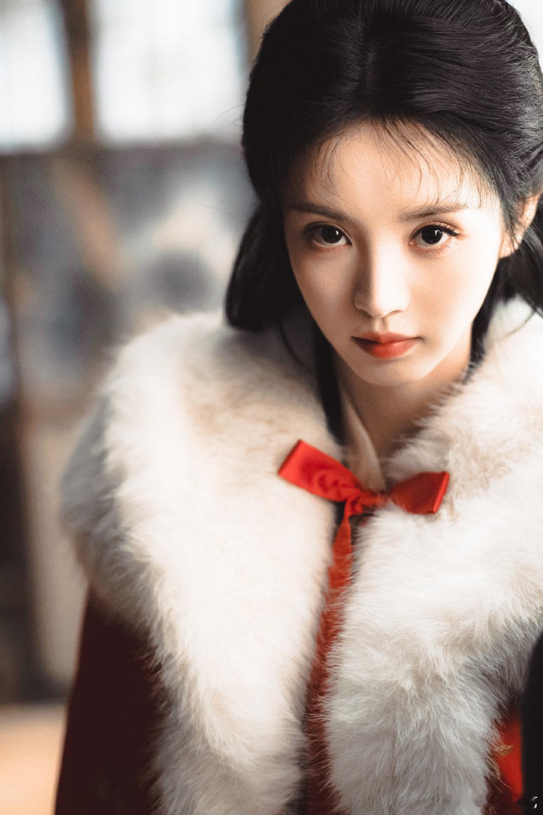 曝田曦薇私下性格 田曦薇私下性格温柔又大方，爽快赴约的态度尽显随和，加上标志性的