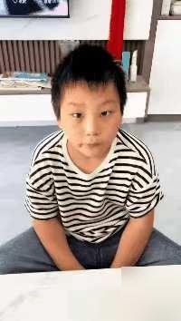这个男孩火了！河南一名小男孩把水杯放进书包，漏水后把语文书打湿了，怕被家长批评，