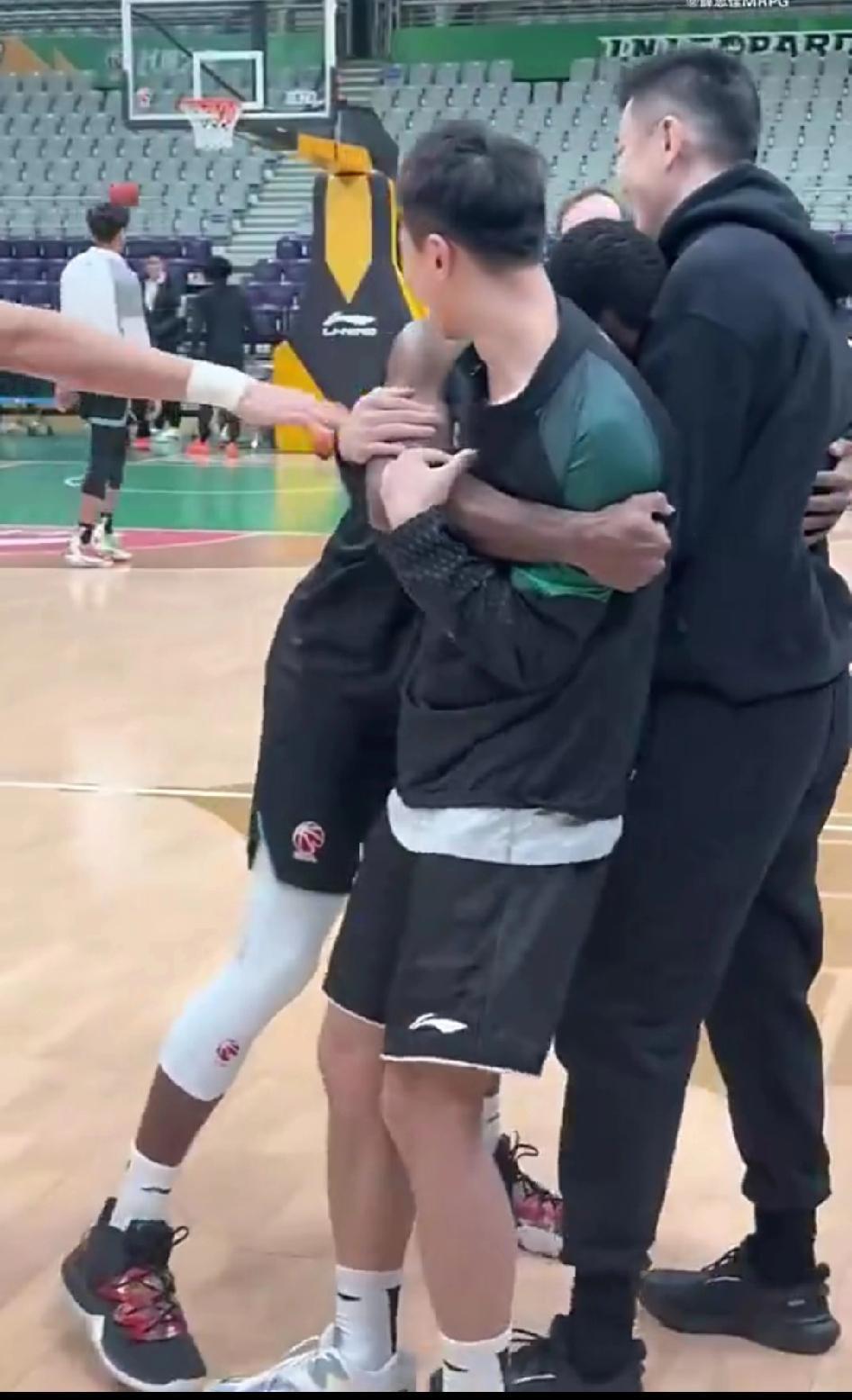 弗格一把抱住杨鸣和赵继伟，今晚打辽宁，他会让球迷特别纠结

相比较莫兰德回归，其