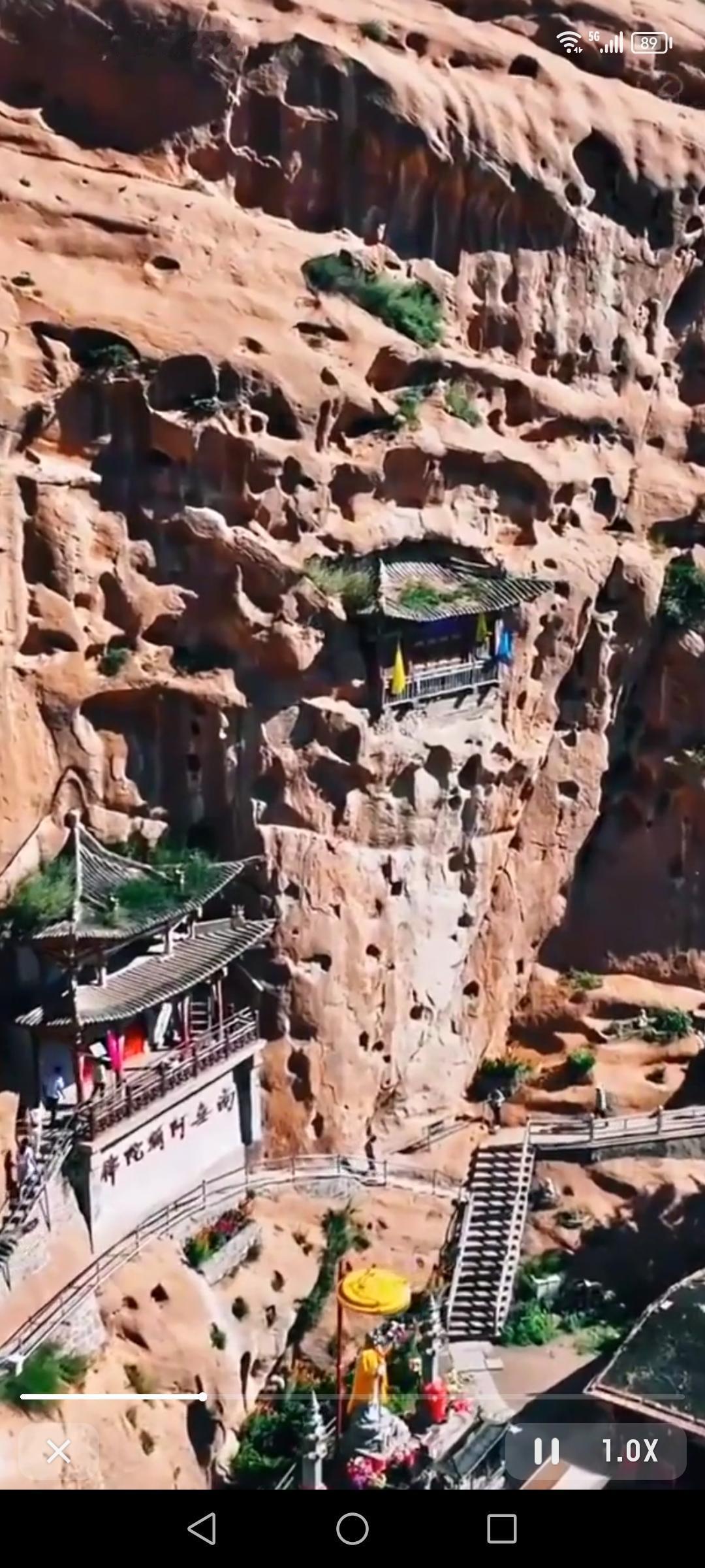 马蹄寺这名字就很有意思，传说天马下凡留了蹄印，寺院由此得名。它在甘肃肃南裕固族自