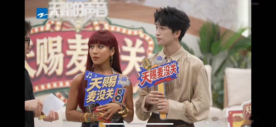 谁给吉克隽逸做的美甲吉克隽逸美甲比手指还长夸张的甲型太有冲击力，吉克隽逸美甲比手