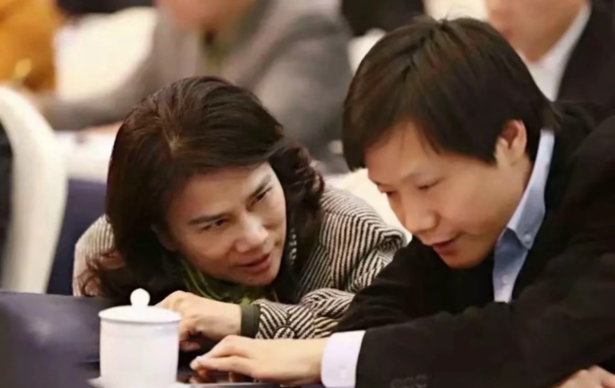雷军说当初不该和董明珠打赌其实与雷军打赌，也让董明珠从此有了心结……默默做了很多